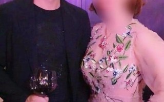 凯洛科技 霍建华为岳母寿宴撑场，遇豪门千金紧贴身体合影面露尴尬浑身抗拒