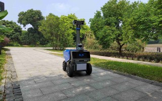 用科技装点生活 机器人景区“巡逻”，服务区秒变“景点”……当高科技融入生活→